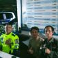 Briptu Adi Personil PJR Pos perbatasan Pendolo (kiri) dan Pemimpin Redaksi (Pempred) media koran online inspirasipos.com, Erlinuddin (kanan). Foto Dok.(Redaksi).