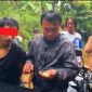 Kanit Satresnarkoba Aiptu Febry bersama anggotanya saat mengamankan salah seorang pemuda yang kedapatan memiliki barang haram. Nampak Kanit Satresnarkoba menemukan barang bukti dari tangan pelaku. Foto Dok: Ist.