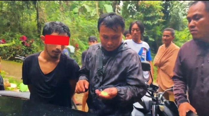 Kanit Satresnarkoba Aiptu Febry bersama anggotanya saat mengamankan salah seorang pemuda yang kedapatan memiliki barang haram. Nampak Kanit Satresnarkoba menemukan barang bukti dari tangan pelaku. Foto Dok: Ist.