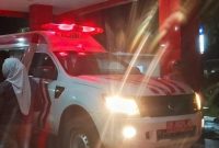 Nampak Sang Kades dirujuk ke RSUD Lagaligo Wotu mengunakan Ambulance, Minggu (13/4/2025). Foto Dok: Ist.