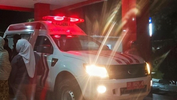 Nampak Sang Kades dirujuk ke RSUD Lagaligo Wotu mengunakan Ambulance, Minggu (13/4/2025). Foto Dok: Ist.