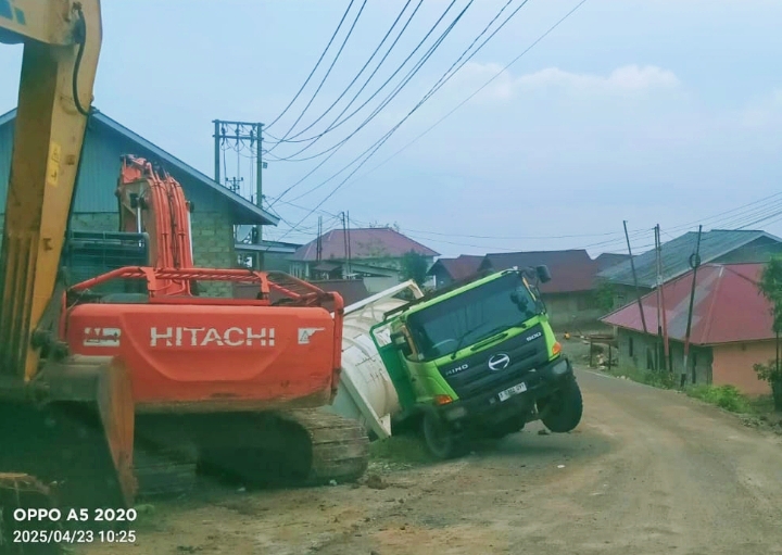 Sebuah Truk Hino mengalami laka tunggal di dusun III di Jalan Trans Sulawesi, Kabupaten Morowali. Foto Dok: (inspirasipos.com).