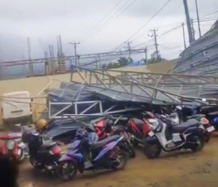 Angin Puting Beliung yang menerjang tempat pencucian mobil di Desa Lalampu, Kecamatan Bahadopi, Kabupaten Morowali, Sulteng Selasa (29/04/2025) pagi.
