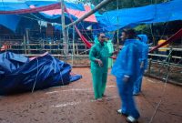 Tim Resmob Polres Torut saat berada di lokasi melakukan pembongkaran di Tallunglipu, Toraja Utara, Minggu (13/04/2025) sore.