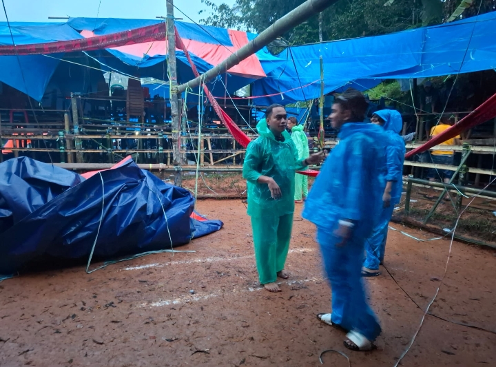 Tim Resmob Polres Torut saat berada di lokasi melakukan pembongkaran di Tallunglipu, Toraja Utara, Minggu (13/04/2025) sore.