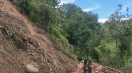 Material longsor yang menutup sebagian jalan di Lembang Rante, Jumat (18/04/2025) sore. Nampak pengendara sepeda motor berhati hati melewati jalan tersebut. Foto Dok: Moh Fadhli Wahab/inspirasipos.com.