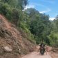 Material longsor yang menutup sebagian jalan di Lembang Rante, Jumat (18/04/2025) sore. Nampak pengendara sepeda motor berhati hati melewati jalan tersebut. Foto Dok: Moh Fadhli Wahab/inspirasipos.com.