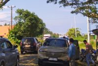 Mobil Honda CRV terparkir di Tengah jalan. Usai tertimpa tangkai pohon berukuran besar di Desa Emea, Kecamatan Wita Ponda, Kabupaten Morowali, Sulteng, Minggu (11/05/2025) siang. Foto Dok: Fadhli inspirasipos.com.