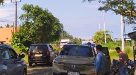 Mobil Honda CRV terparkir di Tengah jalan. Usai tertimpa tangkai pohon berukuran besar di Desa Emea, Kecamatan Wita Ponda, Kabupaten Morowali, Sulteng, Minggu (11/05/2025) siang. Foto Dok: Fadhli inspirasipos.com.