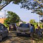 Mobil Honda CRV terparkir di Tengah jalan. Usai tertimpa tangkai pohon berukuran besar di Desa Emea, Kecamatan Wita Ponda, Kabupaten Morowali, Sulteng, Minggu (11/05/2025) siang. Foto Dok: Fadhli inspirasipos.com.