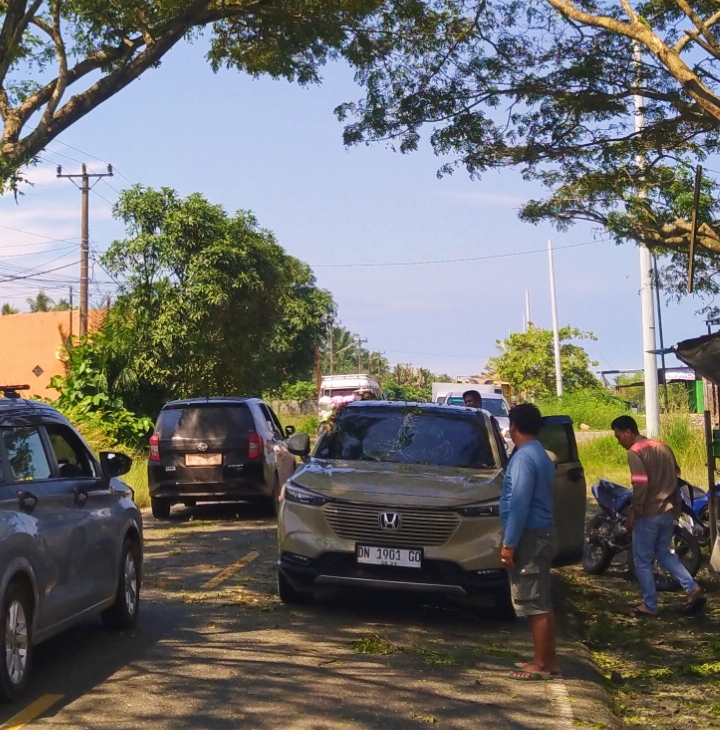 Mobil Honda CRV terparkir di Tengah jalan. Usai tertimpa tangkai pohon berukuran besar di Desa Emea, Kecamatan Wita Ponda, Kabupaten Morowali, Sulteng, Minggu (11/05/2025) siang. Foto Dok: Fadhli inspirasipos.com.