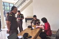 Tim Kejaksaan Cabang Rantepao (Cabjari) Toraja Utara, Sulawesi Selatan, mengeledah kantor Dinas Kesehatan Torut yang diduga syarat akan indikasi penyelewengan anggaran, Kamis (15/05/2025) siang).