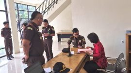 Tim Kejaksaan Cabang Rantepao (Cabjari) Toraja Utara, Sulawesi Selatan, mengeledah kantor Dinas Kesehatan Torut yang diduga syarat akan indikasi penyelewengan anggaran, Kamis (15/05/2025) siang).