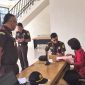 Tim Kejaksaan Cabang Rantepao (Cabjari) Toraja Utara, Sulawesi Selatan, mengeledah kantor Dinas Kesehatan Torut yang diduga syarat akan indikasi penyelewengan anggaran, Kamis (15/05/2025) siang).