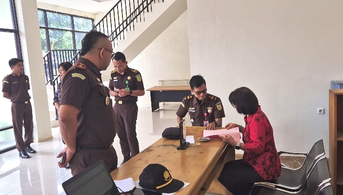Tim Kejaksaan Cabang Rantepao (Cabjari) Toraja Utara, Sulawesi Selatan, mengeledah kantor Dinas Kesehatan Torut yang diduga syarat akan indikasi penyelewengan anggaran, Kamis (15/05/2025) siang).