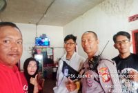 Foto bareng Tim investigasi inspirasipos.com, dari kiri ke kanan: Arei Mean, Aliah, Broo Waca, Kepala Binmas Polsek Wajo, Arie Kasih Sabitau kabiro Media semangatkarya.com di Kota Makassar usai melakukan investigasi terkait mafia tanah di Kawasan Makassar, 2 Februari 2025 lalu.