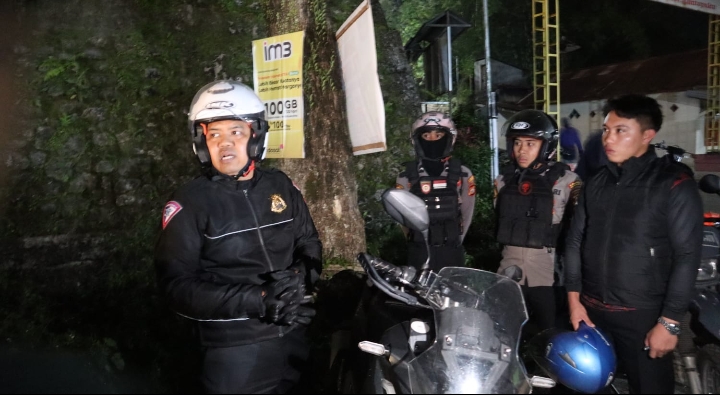 Kapolres Torut AKBP Luckyto sedang melakukan patroli keliling di tempat ibadah. Foto Dok: Ist.