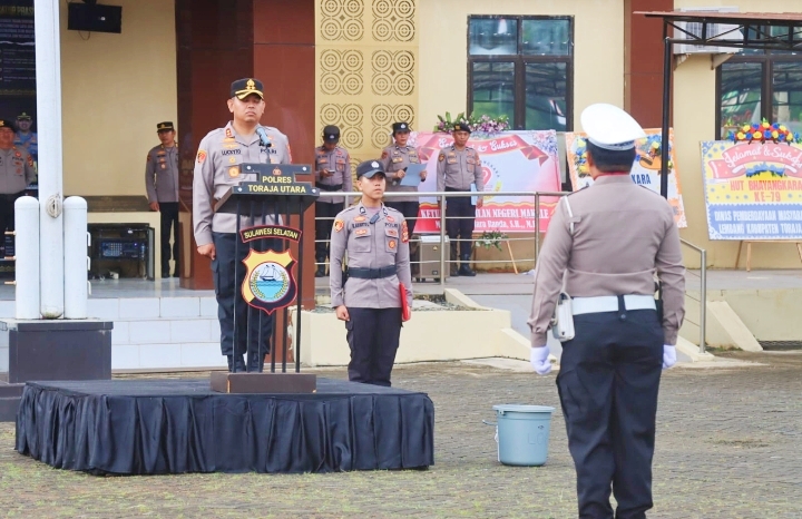 Kapolres Toraja Utara AKBP Stephanus Luckyto A.W, S.I.K., S.H., M.Si, pimpin upacara kenaikan pangkat di halaman Polres Toraja Utara, Rabu (02/07/2025) pagi.