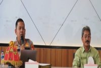 Kapolres Toraja Utara AKBP Stephanus Luckyto A.W, S.I.K., S.H., M.Si, (kiri) didampingi Kepala Dinas Pertanian Kabupaten Toraja Utara Lukas Pasarrai Datubarri (Kanan) saat menyampaikan pesan dihadapan para peserta yang ikut sosialisasi pertanian. Foto Dok: Humas.