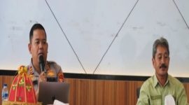 Kapolres Toraja Utara AKBP Stephanus Luckyto A.W, S.I.K., S.H., M.Si, (kiri) didampingi Kepala Dinas Pertanian Kabupaten Toraja Utara Lukas Pasarrai Datubarri (Kanan) saat menyampaikan pesan dihadapan para peserta yang ikut sosialisasi pertanian. Foto Dok: Humas.