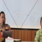 Kapolres Toraja Utara AKBP Stephanus Luckyto A.W, S.I.K., S.H., M.Si, (kiri) didampingi Kepala Dinas Pertanian Kabupaten Toraja Utara Lukas Pasarrai Datubarri (Kanan) saat menyampaikan pesan dihadapan para peserta yang ikut sosialisasi pertanian. Foto Dok: Humas.