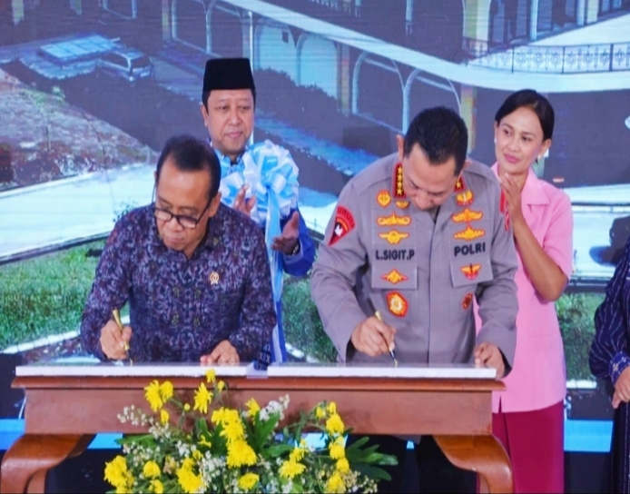 Kapolri Jenderal Polisi Drs. Listyo Sigit Prabowo resmikan sekolah SMA Kemala Taruna Bhayangkara (KTB) dan SMA Global Darussalam Academy (GDA).
di Daerah Istimewa Yogyakarta, Minggu (20/7/2025). Foto: Handover