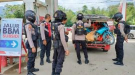 Tim Patmor Polres Torut tengah melakukan pemeriksaan kendaraan yang keluar masuk SPBU di Toraja Utara, Senin (21/07/2025) siang.
