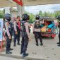 Tim Patmor Polres Torut tengah melakukan pemeriksaan kendaraan yang keluar masuk SPBU di Toraja Utara, Senin (21/07/2025) siang.