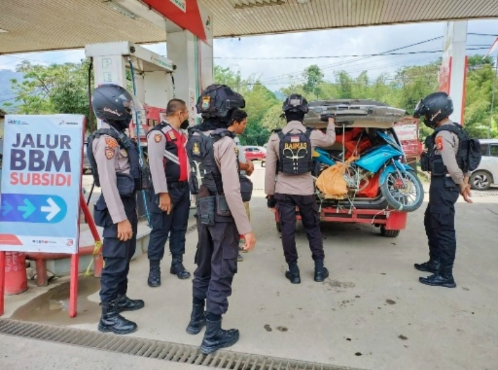 Tim Patmor Polres Torut tengah melakukan pemeriksaan kendaraan yang keluar masuk SPBU di Toraja Utara, Senin (21/07/2025) siang.