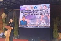 Anggota komisi X DPR-RI Fraksi Nasdem Dapil Sulsel III, Eva Stevany Rataba, SH menyampaikan kata sambutan sebelum menyerahkan secara simbolis bantuan Program Indonesia Pintar (PIP) Tahun 2025, pada Senin (28/07/2025) siang. (Foto.Dok:Redaksi).