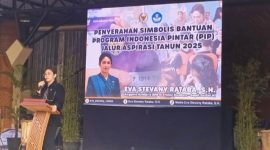 Anggota komisi X DPR-RI Fraksi Nasdem Dapil Sulsel III, Eva Stevany Rataba, SH menyampaikan kata sambutan sebelum menyerahkan secara simbolis bantuan Program Indonesia Pintar (PIP) Tahun 2025, pada Senin (28/07/2025) siang. (Foto.Dok:Redaksi).