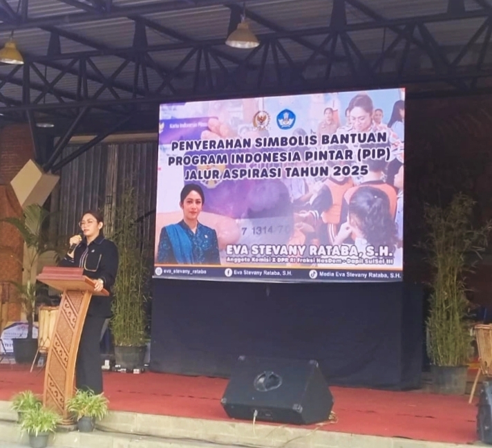 Anggota komisi X DPR-RI Fraksi Nasdem Dapil Sulsel III, Eva Stevany Rataba, SH menyampaikan kata sambutan sebelum menyerahkan secara simbolis bantuan Program Indonesia Pintar (PIP) Tahun 2025, pada Senin (28/07/2025) siang. (Foto.Dok:Redaksi).