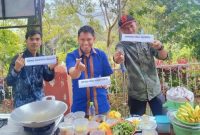 Kepala Lembang Sereale Anthonius Randalayuk (kanan) bersama stafnya tegah mengacungkan jempol bersama adik mahasiswa KKN UKI Toraja Angkatan Ke-45. Foto .Dok: Redaksi.