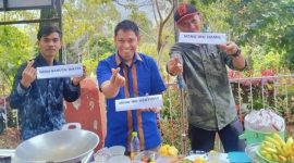 Kepala Lembang Sereale Anthonius Randalayuk (kanan) bersama stafnya tegah mengacungkan jempol bersama adik mahasiswa KKN UKI Toraja Angkatan Ke-45. Foto .Dok: Redaksi.