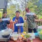 Kepala Lembang Sereale Anthonius Randalayuk (kanan) bersama stafnya tegah mengacungkan jempol bersama adik mahasiswa KKN UKI Toraja Angkatan Ke-45. Foto .Dok: Redaksi.