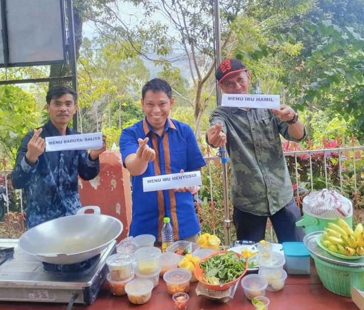 Kepala Lembang Sereale Anthonius Randalayuk (kanan) bersama stafnya tegah mengacungkan jempol bersama adik mahasiswa KKN UKI Toraja Angkatan Ke-45. Foto .Dok: Redaksi.