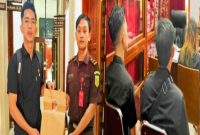 Penyidik Unit I Tindak Pidana Umum (Tipidum) Satreskrim Polres Toraja Utara, Briptu Rahmat melimpahkan berkas tahap II setelah berkas perkara dinyatakan lengkap (P21) oleh Jaksa Penuntut Umum. Foto Dok: Handover.