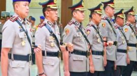 Kapolda Sulsel pimpin Sertijab sejumlah pejabat utama dan Kapolres Jajaran. Kapolres Barru resmi dijabat AKBP Ananda Fauzi Harahap menggantikan AKBP Dodik Susiantodi di Aula Mappaodang Mapolda Sulsel, Selasa (8/7/2025). Foto Dok:(Humas)