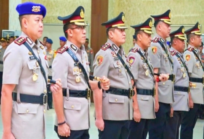 Kapolda Sulsel pimpin Sertijab sejumlah pejabat utama dan Kapolres Jajaran. Kapolres Barru resmi dijabat AKBP Ananda Fauzi Harahap menggantikan AKBP Dodik Susiantodi di Aula Mappaodang Mapolda Sulsel, Selasa (8/7/2025). Foto Dok:(Humas)