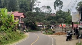 Nampak Randis Truck Enam Roda milik dinas PUPR Torut melakukan pengawalan kepada personil yang sedang melakukan pemangkasan rumput di bahu jalan poros Tondon-Palopo, Senin (14/07/2025) sore. Foto Dok: Redaksi/Erlinuddin.