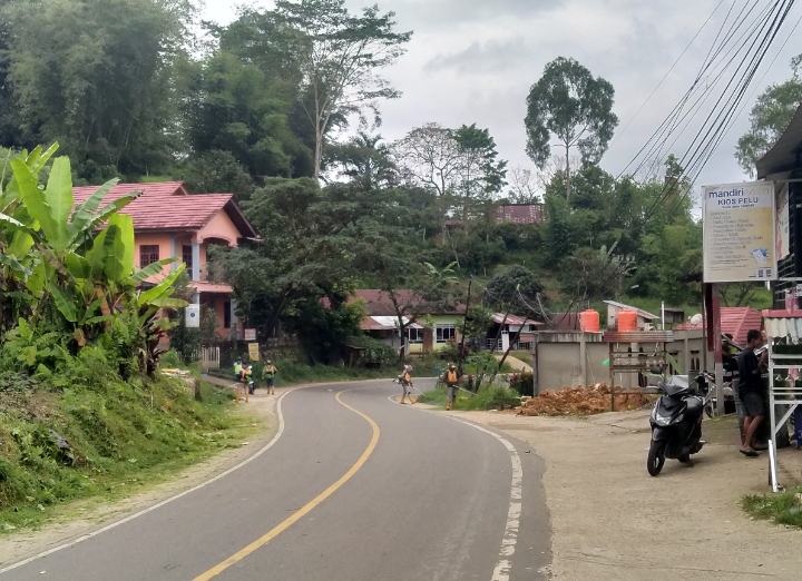 Nampak Randis Truck Enam Roda milik dinas PUPR Torut melakukan pengawalan kepada personil yang sedang melakukan pemangkasan rumput di bahu jalan poros Tondon-Palopo, Senin (14/07/2025) sore. Foto Dok: Redaksi/Erlinuddin.