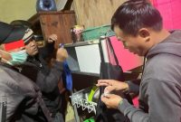 Nampak Satresnarkoba Polres Torut Kanan saat mengeledah pelaku dan menemukan barang bukti berupa Narkoba Jenis Sabu-sabu. Foto Dok: Humas.