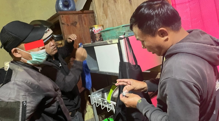 Nampak Satresnarkoba Polres Torut Kanan saat mengeledah pelaku dan menemukan barang bukti berupa Narkoba Jenis Sabu-sabu. Foto Dok: Humas.