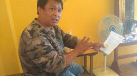 Nampak Gessong Pong Datu di Kantor Redaksi inspirasipos tengah memperlihatkan data di selembar kertas hasil investigasinya. Foto: Redaksi, Sabtu (26/07/2025) pagi.