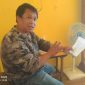 Nampak Gessong Pong Datu di Kantor Redaksi inspirasipos tengah memperlihatkan data di selembar kertas hasil investigasinya. Foto: Redaksi, Sabtu (26/07/2025) pagi.