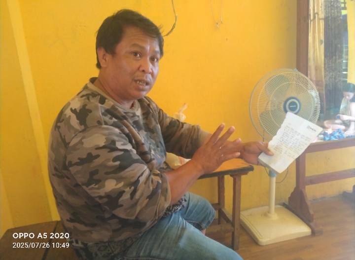 Nampak Gessong Pong Datu di Kantor Redaksi inspirasipos tengah memperlihatkan data di selembar kertas hasil investigasinya. Foto: Redaksi, Sabtu (26/07/2025) pagi.