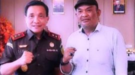 Aktivis antikorupsi terkemuka Sulawesi Selatan, Djusman foto bareng kejaksaan Soppeng. (Foto.Dok: istimewa).