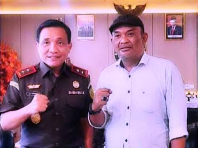 Aktivis antikorupsi terkemuka Sulawesi Selatan, Djusman foto bareng kejaksaan Soppeng. (Foto.Dok: istimewa).