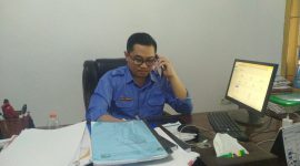 Dirut Perumda Air Minum Toraja Utara, Moses P. Limbongan saat dikonfirmasi wartawan diruang kerjanya, Selasa (19/08/2025) siang. Foto Dok: Redaksi/inspirasipos.com.