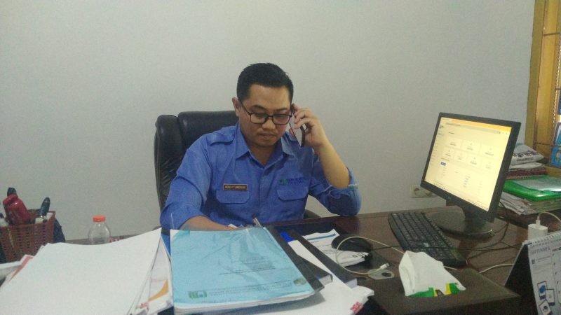 Dirut Perumda Air Minum Toraja Utara, Moses P. Limbongan saat dikonfirmasi wartawan diruang kerjanya, Selasa (19/08/2025) siang. Foto Dok: Redaksi/inspirasipos.com.